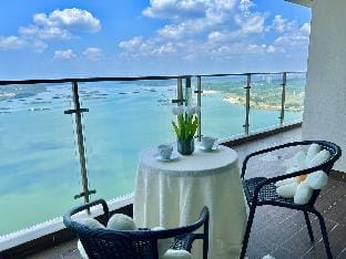 Lovell 70"TV Oceanfront Pearl: 3+1BR @Lv32 6-14pax Vacation rental in Johor Bahru