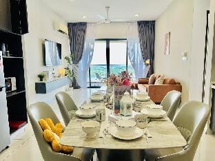 Lovell 70"TV Oceanfront Pearl: 3+1BR @Lv32 6-14pax Vacation rental in Johor Bahru