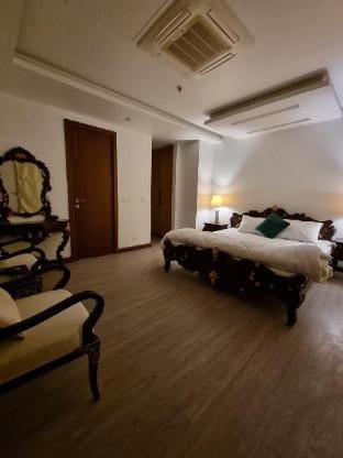 Luxury rooms and studio with one or two beds Apartment in Lahore