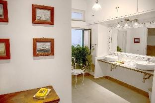 Sorrento: Apt in Luxe Villa: 2 Suites-Jacuzzi-Park Vacation rental in Sorrento
