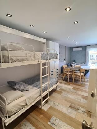 Cozy retreat: Premium Pool, Beach and Sunshine Apartment in Benalmadena