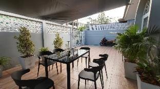 Bangkok Brilliant ~ Tranquil amidst the Bustle, 3-Room Private Villa with Courtyard Vacation rental in Bangkok
