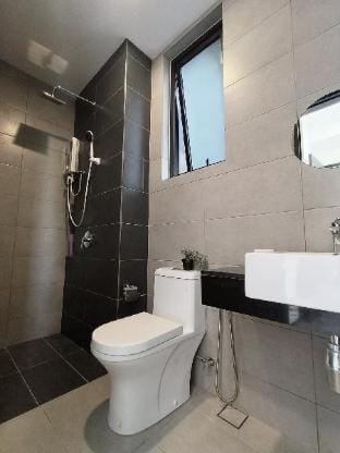HOT-Cozy & Drive Urban Suite 8pax UA13A10 by WL N Vacation rental in George Town