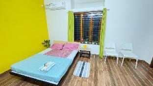 Alchemist Homes Superior King AC Room with Balcony Vacation rental in Thiruvananthapuram