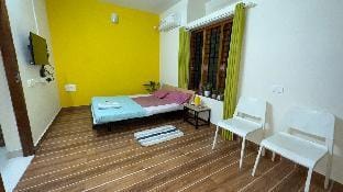 Alchemist Homes Superior King AC Room with Balcony Vacation rental in Thiruvananthapuram