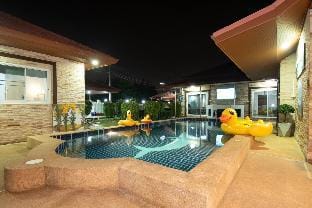 Middle House Pattaya Villa in Pattaya City