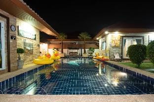 Middle House Pattaya Villa in Pattaya City