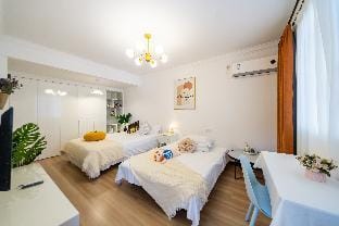 Room 1, No. 498, Lane 1, Urumqi North Road, Huaihai Middle Road, Jing'an Temple Business District Vacation rental in Shanghai