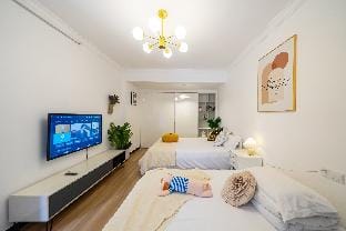 Room 1, No. 498, Lane 1, Urumqi North Road, Huaihai Middle Road, Jing'an Temple Business District Vacation rental in Shanghai