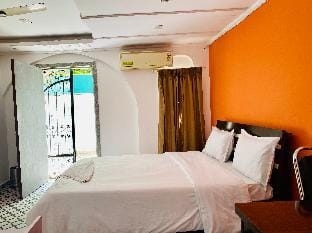 Budget Ac Room Between Osho Garden & Pune Airport Villa in Pune