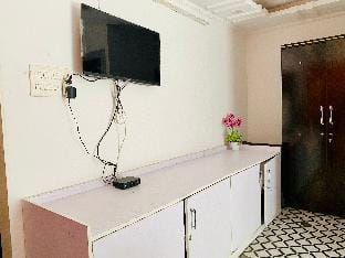 Budget Ac Room Between Osho Garden & Pune Airport Villa in Pune