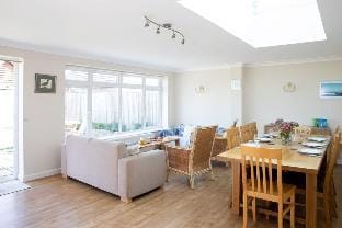 Seaside detached 4bd home nr shops  Parking Garden Vacation rental in West Wittering