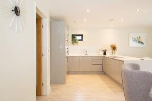 Designer Family Escape   Hot Tub   Steps to Beach Apartment in West Wittering