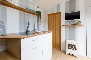 Gorgeous Shepherds Hut - Walk to Beach   Pub Apartment in West Wittering