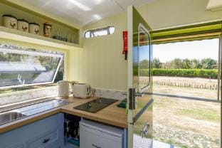 The Showman s Carriage   King Bed   close to beach Apartment in Chichester District