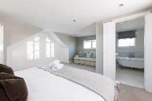 BR Beach House sleeps 10 - 5 mins walk to the Sea Vacation rental in West Wittering
