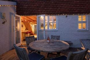 Stylist Split Level 2 Bed with Parking Vacation rental in Chichester District
