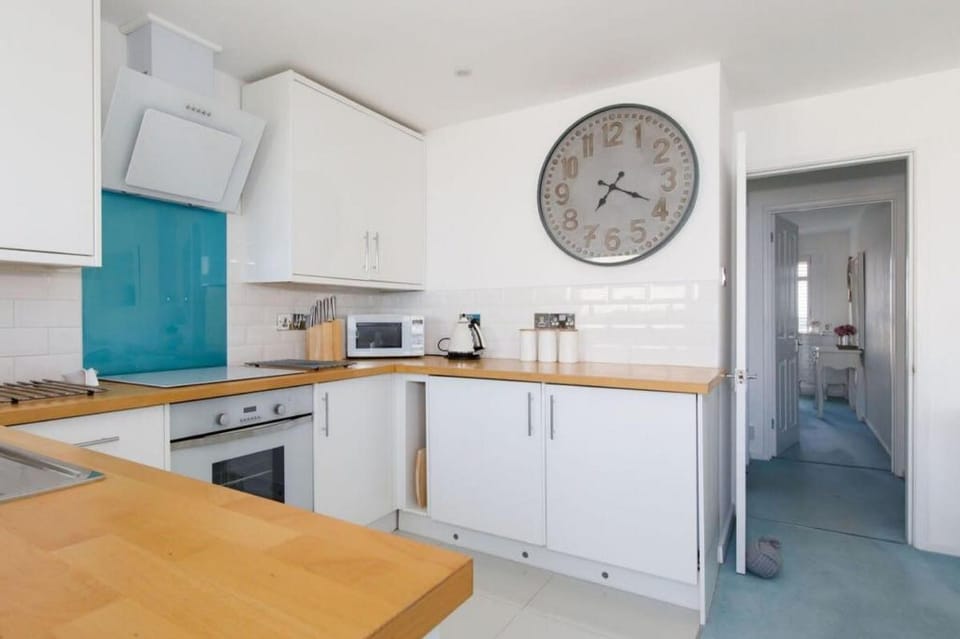 Two Bed Seafront Escape in East Wittering Apartment in West Wittering
