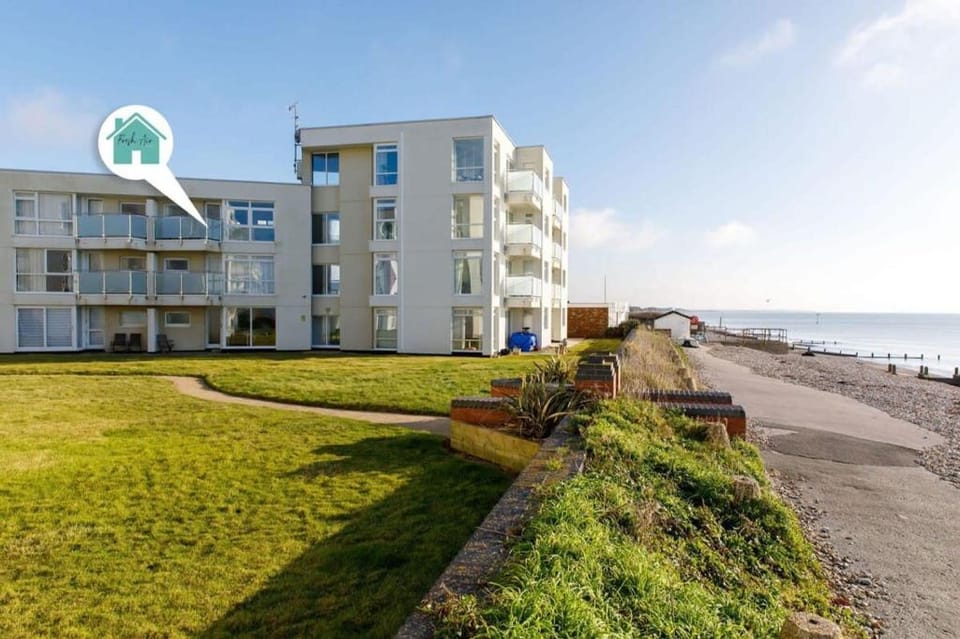 Two Bed Seafront Escape in East Wittering Apartment in West Wittering