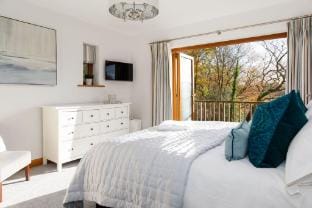 Serene Riverside  6BR Luxury Retreat in Curdridge Vacation rental in Eastleigh District