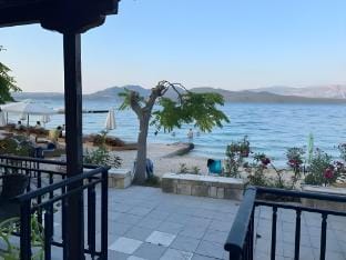 Nikiana Beachfront Downstairs Apartment Vacation rental in Lefkada, Lefkada Municipality, Greece
