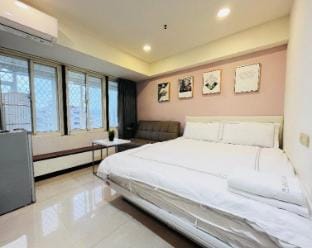 A2 Urban Escape: 1 Min to MRT, Sec to Starbucks Apartment in Taipei City