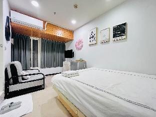 B2 1 mind to MRT Urban Comfort Zone: Taipei Escape Apartment in Taipei City