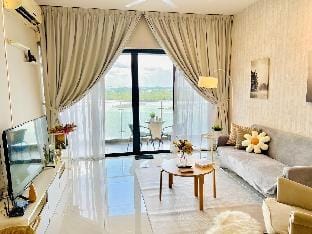 Bay Laurel Seaview Elegance 4BR Bathtub @ 11-16Pax Vacation rental in Johor Bahru