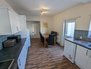 Five bed terrace family home Bristol w parking Vacation rental in Bristol
