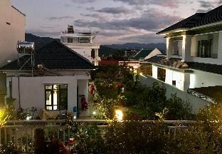 Nhà Trên Đồi, Yên tĩnh riêng tư nhiều hoa lá. Vacation rental in Lâm Đồng