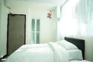 Twin Room Jordan MTR Station Private Bathroom Apartment in Hong Kong