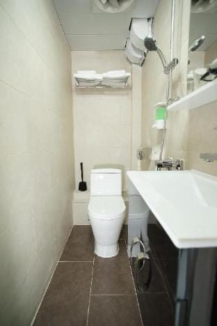 Twin Room Next to Jordan MTR Private Bathroom Apartment in Hong Kong