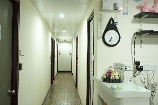 Twin Room Next to Jordan MTR Private Bathroom Apartment in Hong Kong