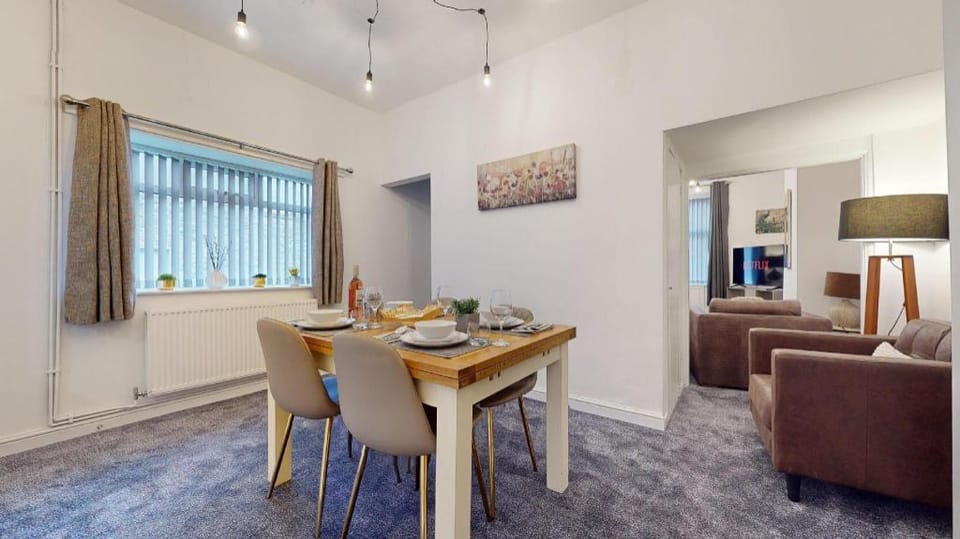 Modernised 3-bedroom Blackburn townhouse sleeps 6 Apartment in Ribble Valley District