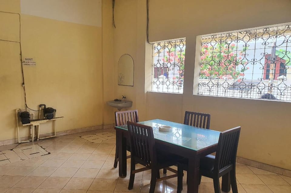 Hotel O Koh Wat Homestay Syariah Hotel in Surabaya