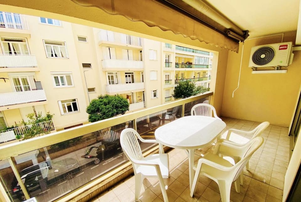 Square central Apartment in Antibes