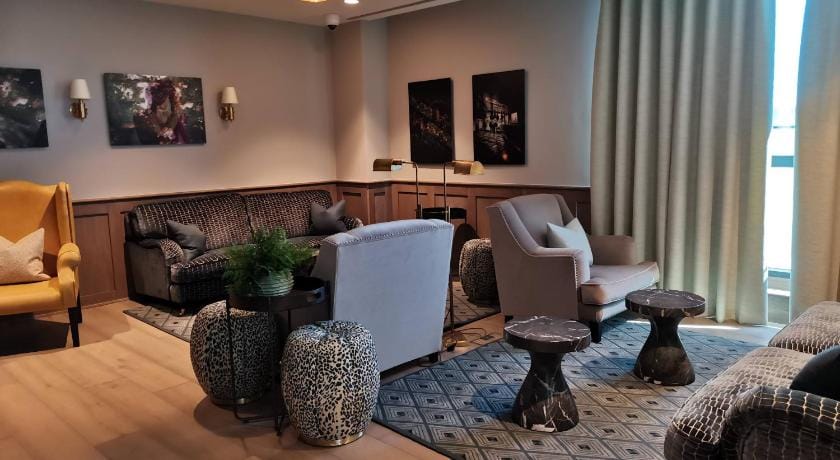 Charles Hope Canary Wharf South Quay Apartment in London