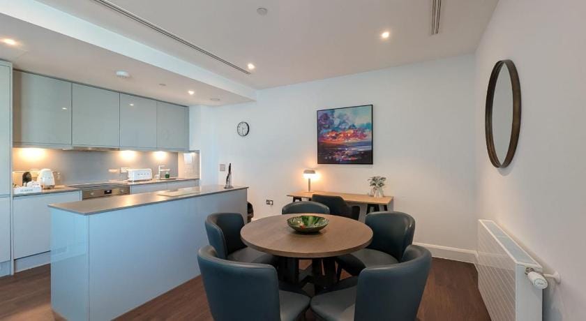 Charles Hope Canary Wharf South Quay Apartment in London