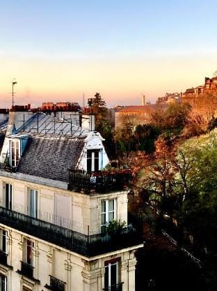 Outstanding Sacre-Coeur views in Montmartre Apartment in Paris