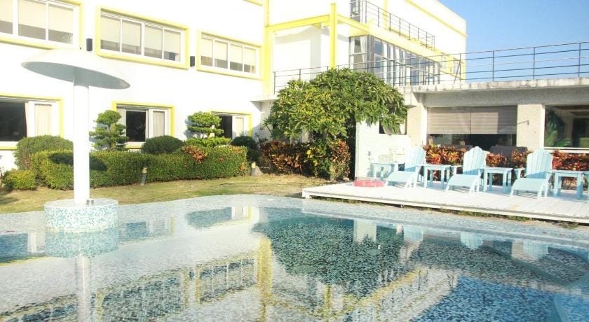Lovestar Lakeside Hotel-Starlight Building Bed and Breakfast in Hengchun Township