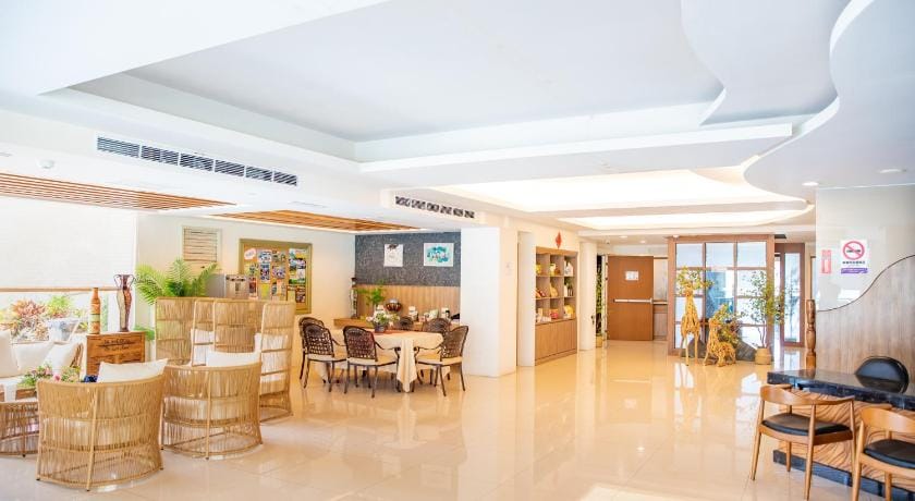Lovestar Lakeside Hotel-Starlight Building Bed and Breakfast in Hengchun Township