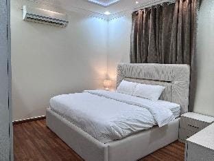 شقة بصالة وثلاث غرف نوم Apartment in Riyadh