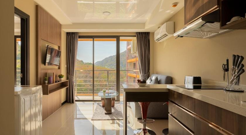 Cozy 1-BR in NBC condo by Holy Cow. NaiHarn Beach Apartment in Rawai