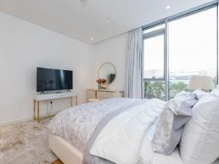 Luxurious, Beachfront 3 Bedroom Apartment in Dubai