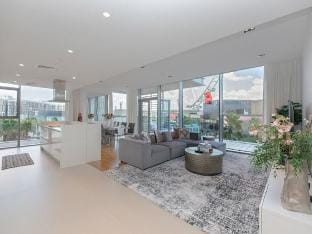 Luxurious, Beachfront 3 Bedroom Apartment in Dubai