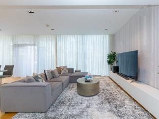 Luxurious, Beachfront 3 Bedroom Apartment in Dubai