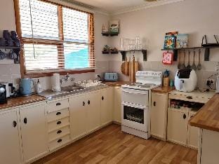 Lil Blue Beach House Vacation rental in Port Hughes