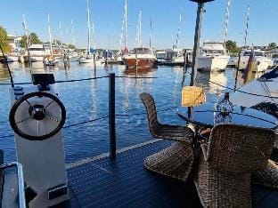 Ahoy Masal Modern retreat Docked boat in Lubeck