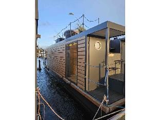Ahoy Masal Modern retreat Docked boat in Lubeck