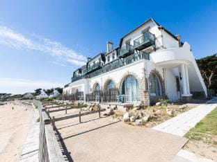Beautiful holiday home right by the sea Apartment in Batz-sur-Mer